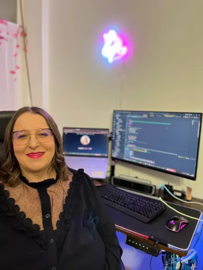 Portrait d'Isabelle à son set-up de travail